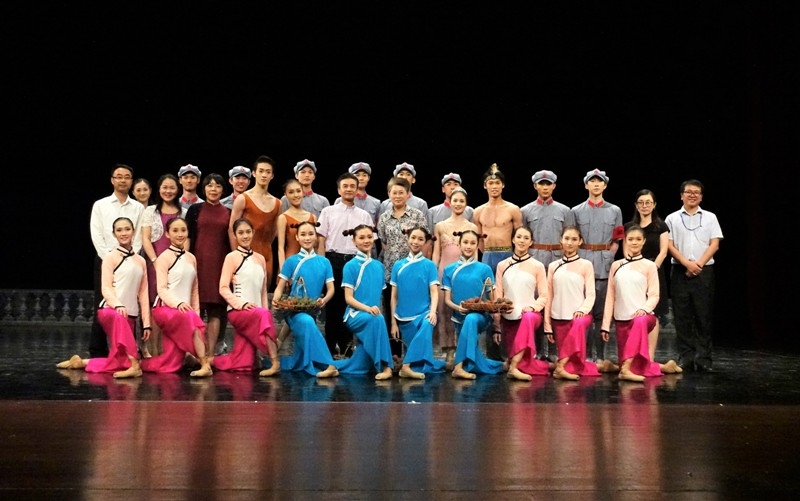 门妍萍副书记与演职人员合影 门妍萍副书记与演职人员合影