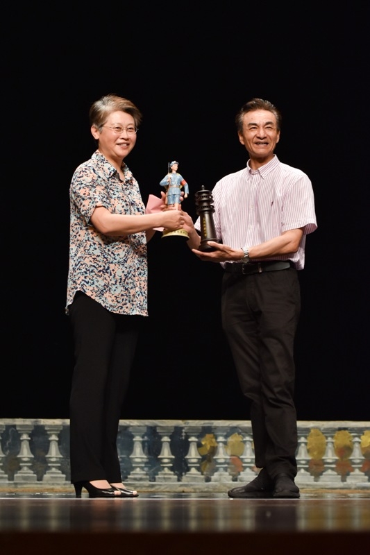 门妍萍副书记与王才军书记分别代表我校与中芭互赠礼品 门妍萍副书记与王才军书记分别代表我校与中芭互赠礼品