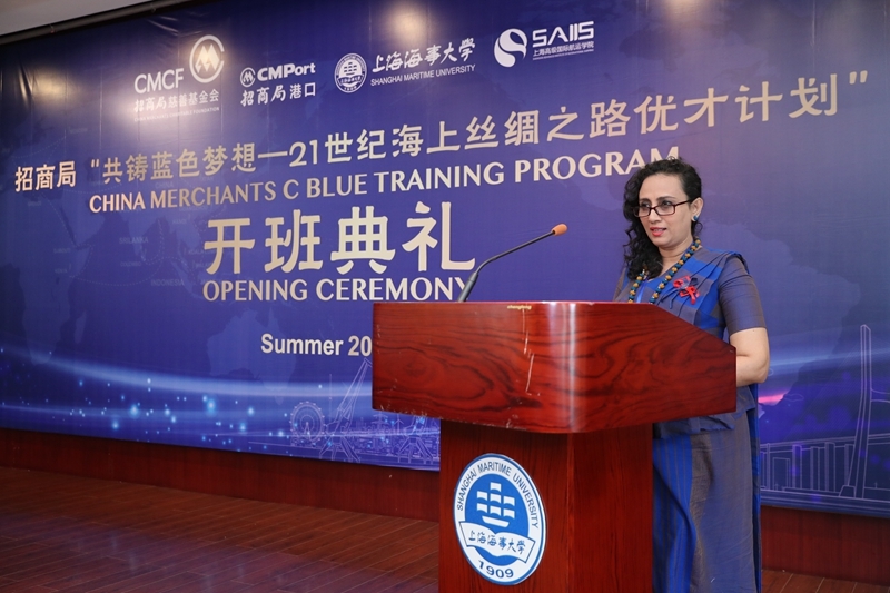 学员代表Aparna Minoli致辞 学员代表Aparna Minoli致辞