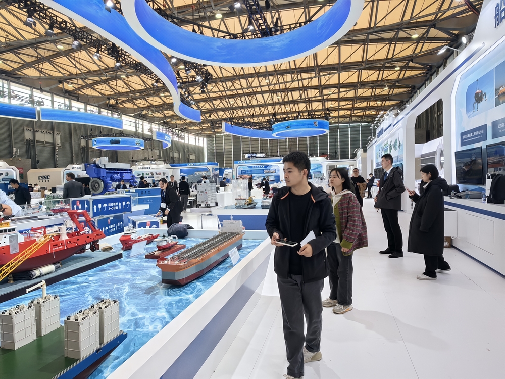 20231210085737410100.jpg 学生观展掠影