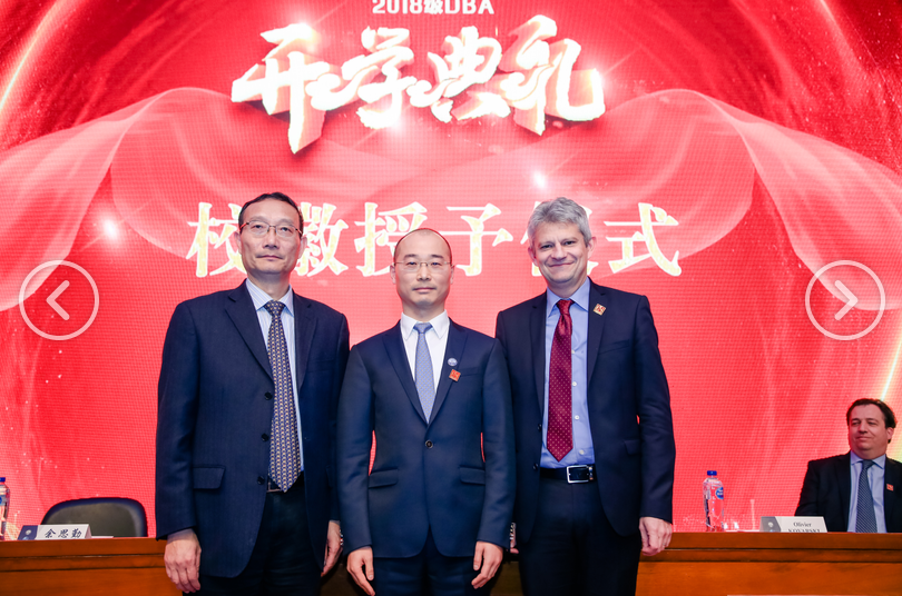 两校校长共同为DBA新生代表佩戴两个学校的校徽