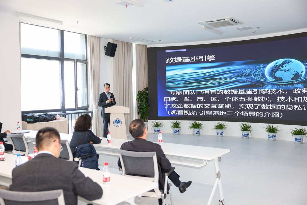 20250326061108763100.jpg 初北平校长向来宾介绍数据基座引擎有关情况