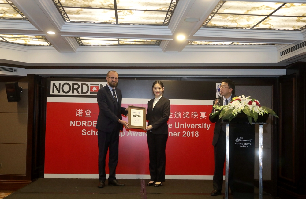 施欣副校长与严森总经理为我校获奖学生颁奖