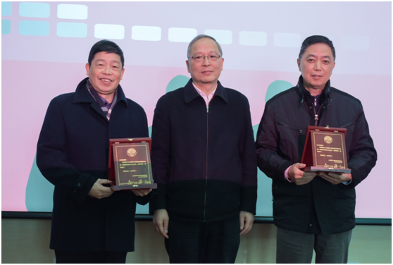 於世成理事长为离任理事颁发纪念证书