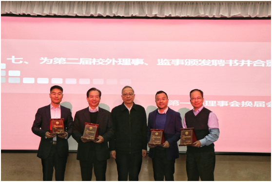 於世成理事长为新任理事颁发聘书