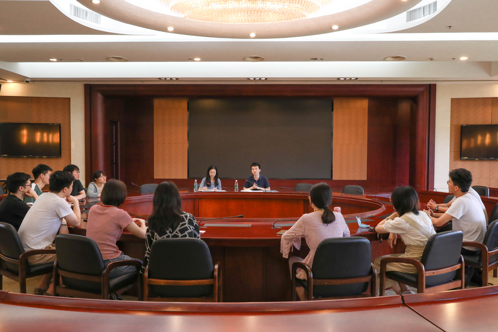 学生座谈会