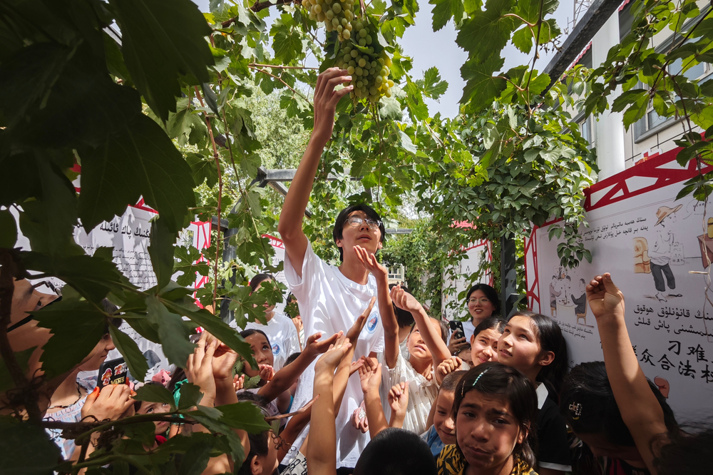 20240830093948460000.jpg 实践团队带领孩子们开展课间活动