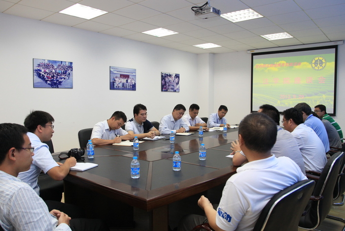 党委副书记、副校长孔凡邨与法学院师生座谈