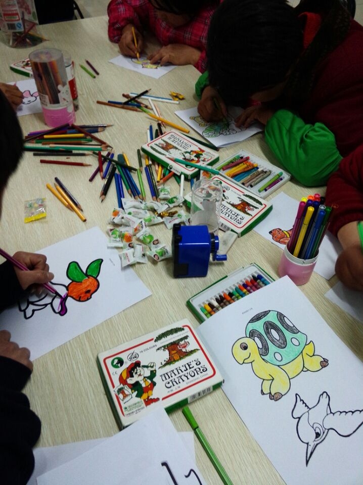 学员们在练习绘画