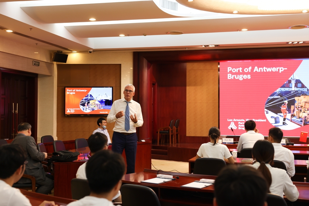 20231003054149242500.jpg 卢克•阿诺特斯副总裁为师生演讲