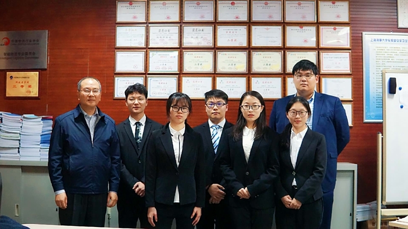 出征前全体队员在实验室 出征前全体队员在实验室