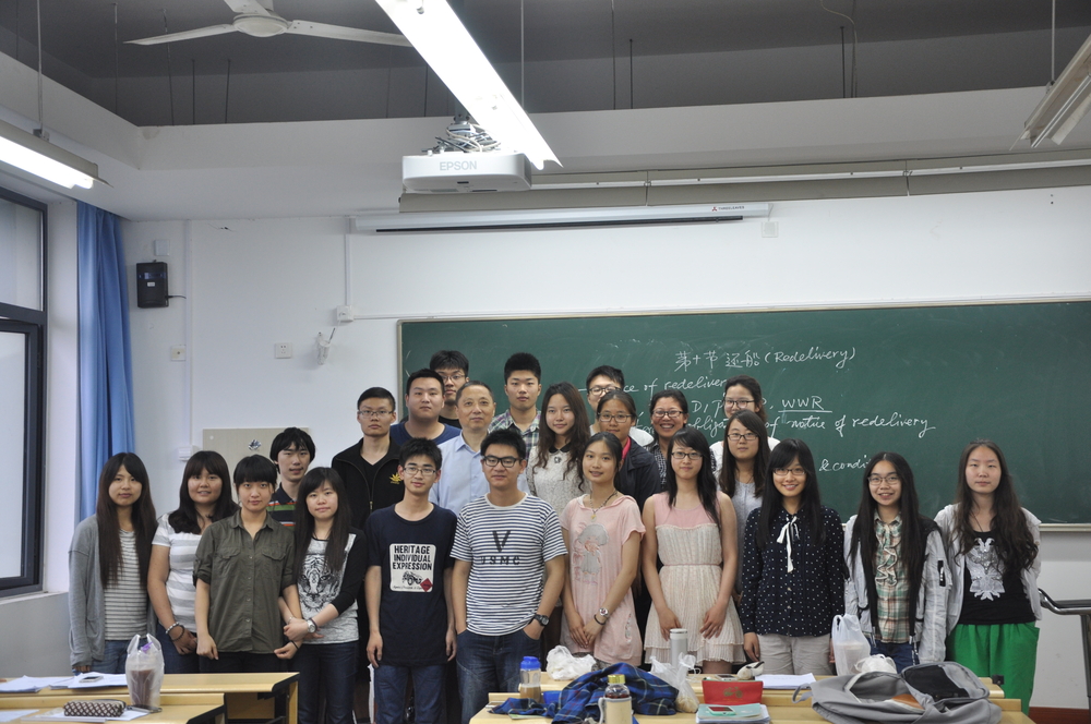 姚老师和学生们在一起 姚老师和学生们在一起