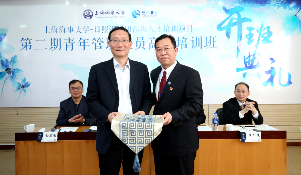 黄有方校长为学员赠送校徽