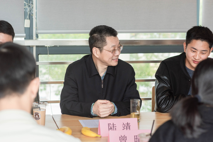 陆靖校长与学生座谈交流