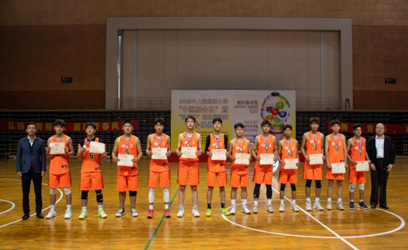 为亚军篮球队颁奖