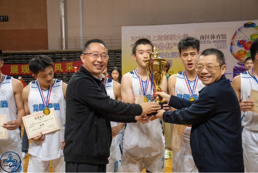 陆靖校长、商船学院党委书记李希平为夺冠篮球队颁发奖杯