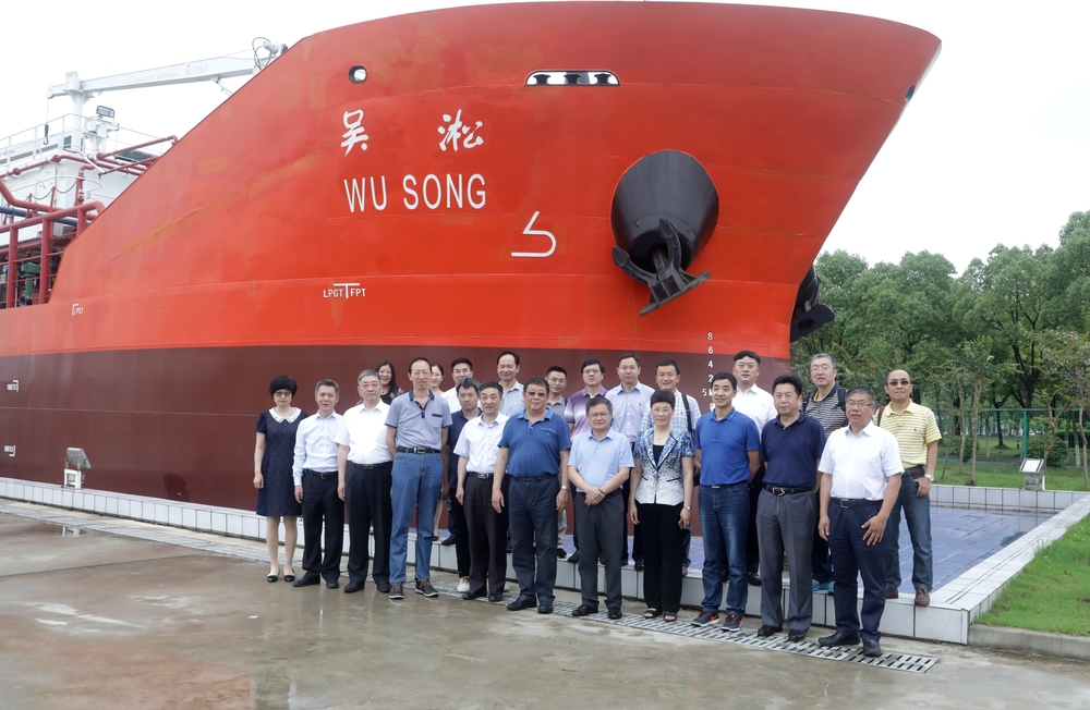 参观“吴淞”号液货模拟船