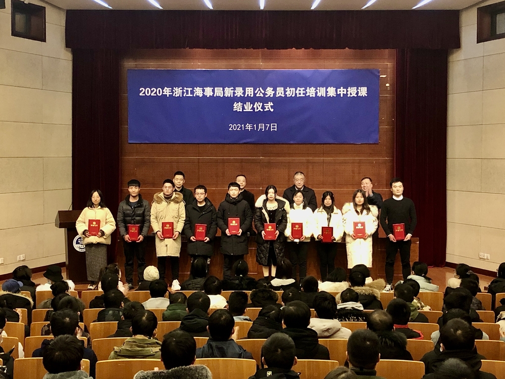 为优秀学员颁发荣誉证书
