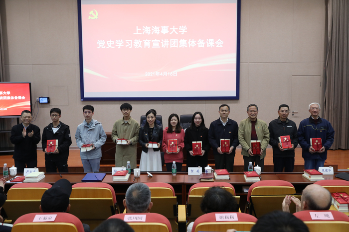 陆靖校长为宣讲团成员代表颁发聘书