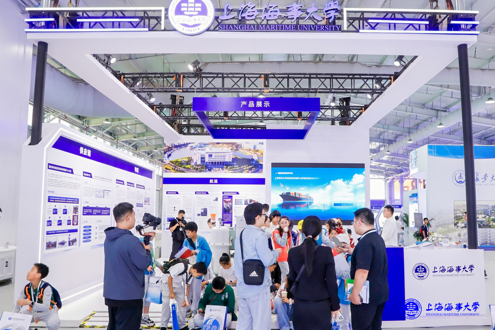 20240926011334340800.jpeg 首都中小学学生参观展台