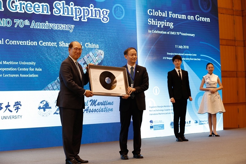 2018年7月11日金永兴书记向林基泽秘书长赠送歌曲CD纪念相框 2018年7月11日金永兴书记向林基泽秘书长赠送歌曲CD纪念相框