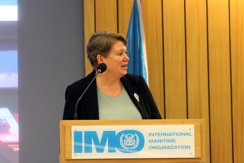 国际海事组织海安司司长海克·迪根向与会代表介绍歌曲 国际海事组织海安司司长海克·迪根向与会代表介绍歌曲