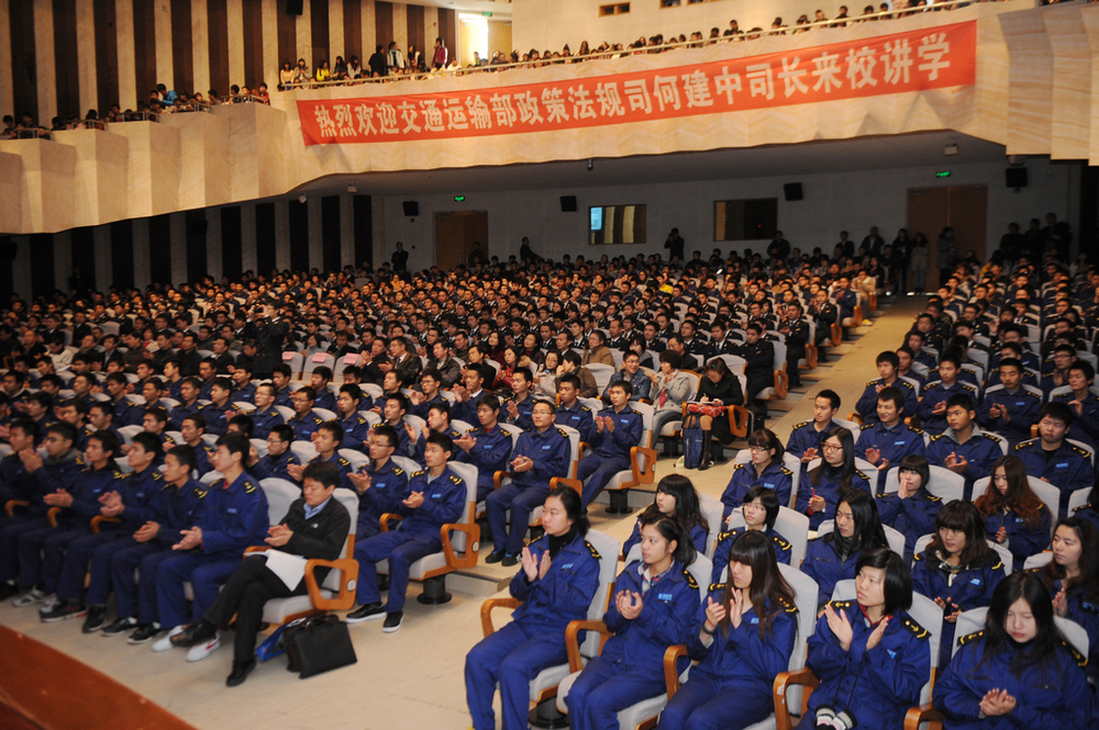 同学们聚精会神地聆听报告