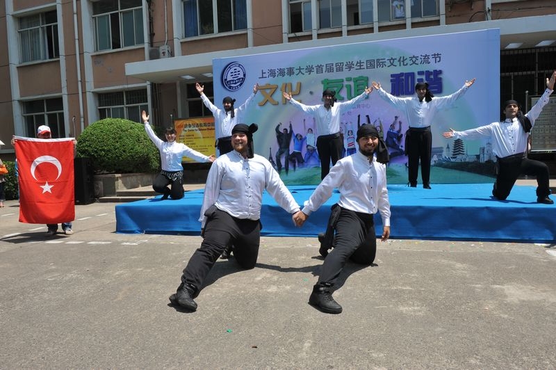 首届文化节在民生路老校区点燃了“文化奥运”的火炬 首届文化节在民生路老校区点燃了“文化奥运”的火炬