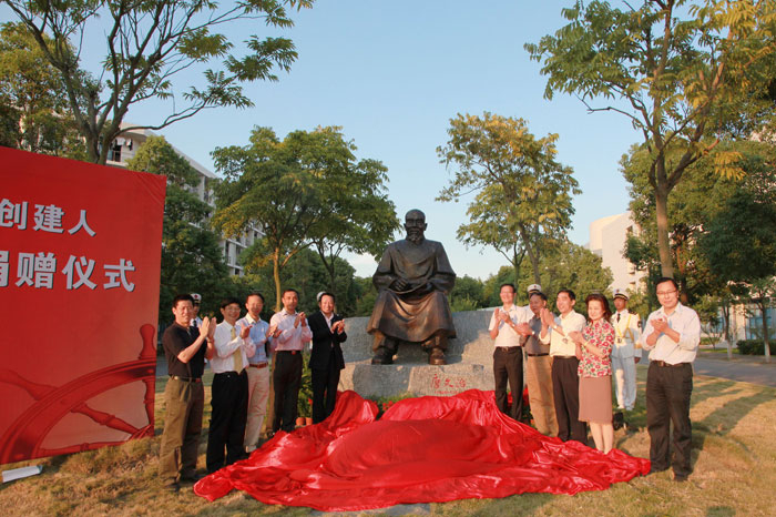 唐文治先生铜像揭幕