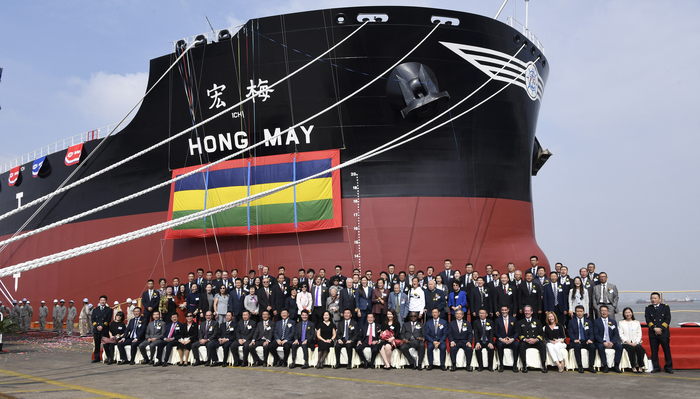 出席嘉宾在“宏梅轮”前合影