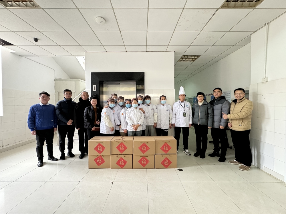 走访慰问学校食堂