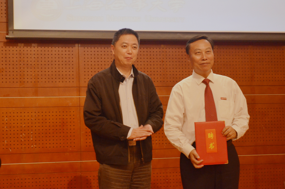 孔凡邨副校长为杨天平总经理颁发客座教授聘书 孔凡邨副校长为杨天平总经理颁发客座教授聘书