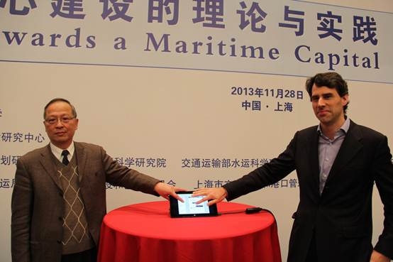 於世成书记和经济合作与发展组织高级分析师Olaf Merk共同为《OECD区域发展工作报告》的发布仪式按下启动按钮