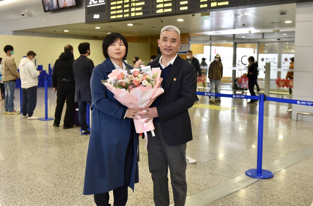 20230121010055790200.jpg 信息工程学院党委书记胡志武一行到机场迎接徐艳丽副教授