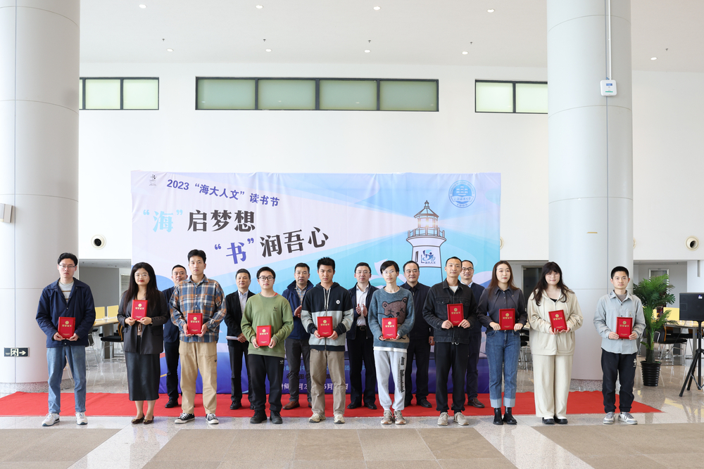 为荣获“阅读之星”的同学颁发证书