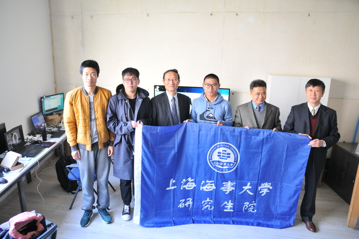 黄有方校长同上海海事大学在里斯本大学学院学习的学生合影
