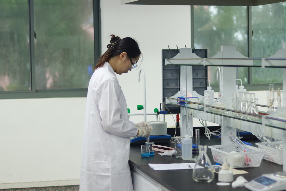 20240717085355336200.jpg 牛茗臻在无机与分析实验比赛现场