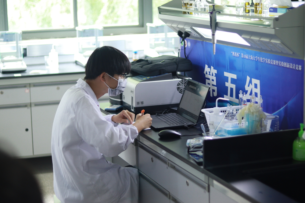 20240717085356411700.jpg 沈海钊在物理化学实验比赛现场