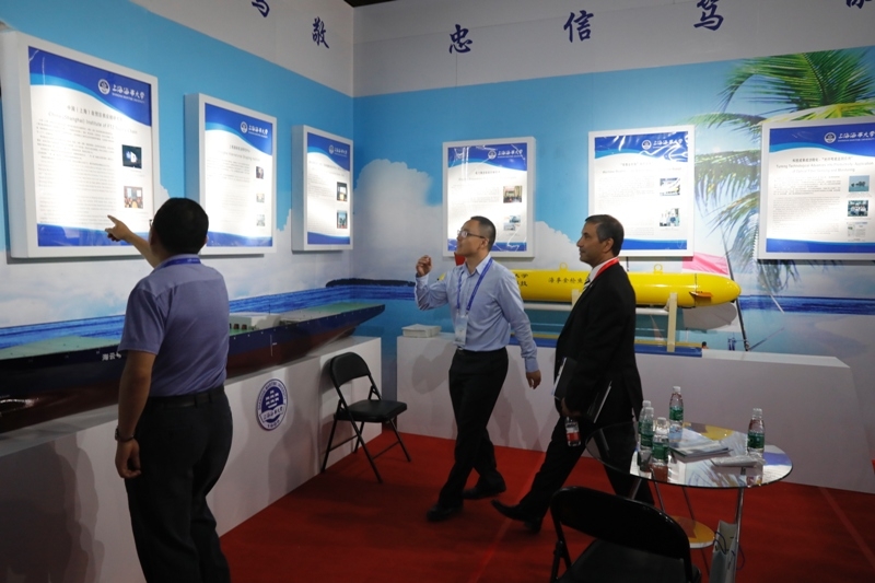 与会嘉宾参观我校观展台 与会嘉宾参观我校观展台