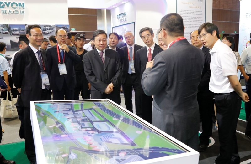 与会领导参观大会展览 与会领导参观大会展览