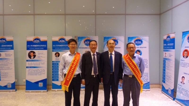 交通运输部总工程师周伟与我校获奖代表合影 交通运输部总工程师周伟与我校获奖代表合影