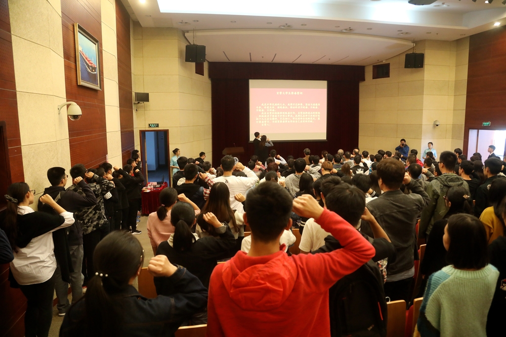 开幕式现场全体人员宣读禁毒誓词