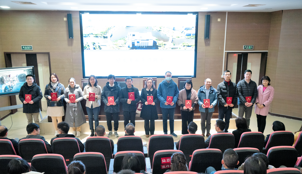 颁发专业导师聘书