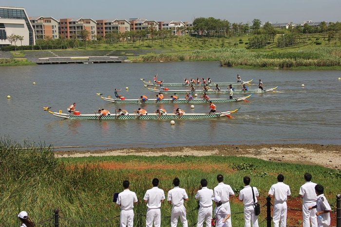 各学院代表队举行龙舟赛