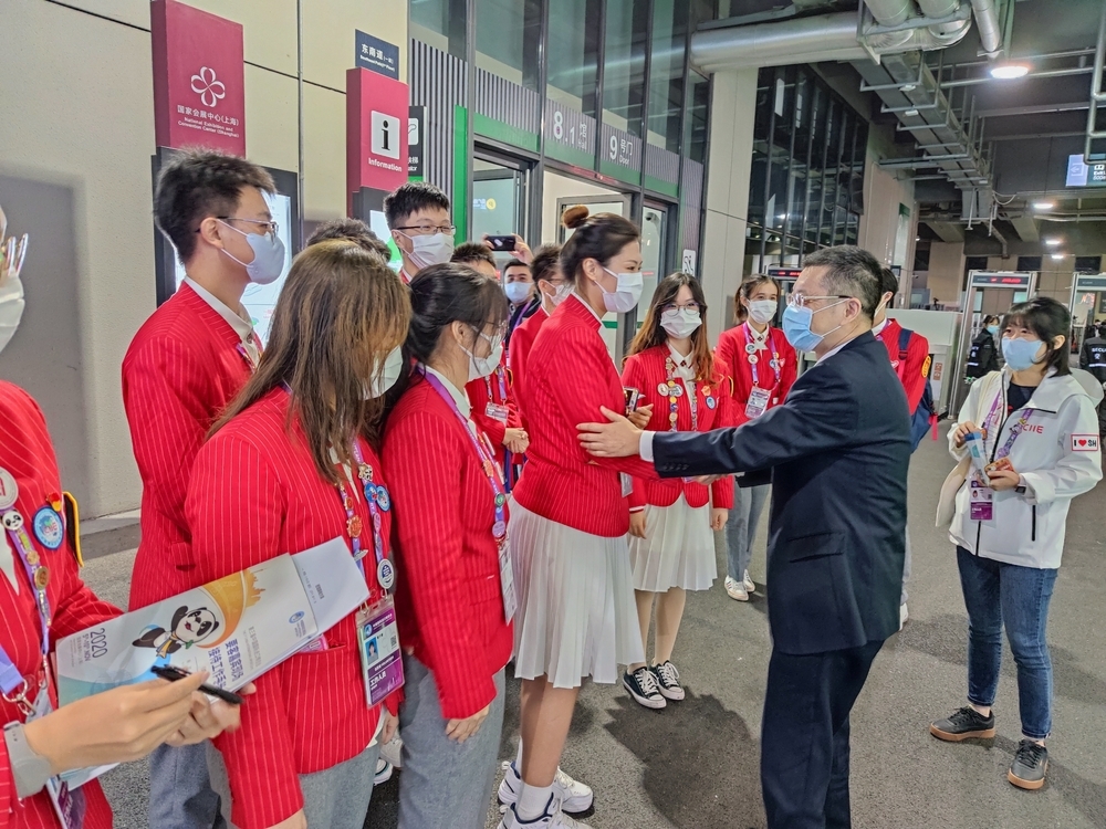 陆靖校长现场慰问志愿者 陆靖校长现场慰问志愿者