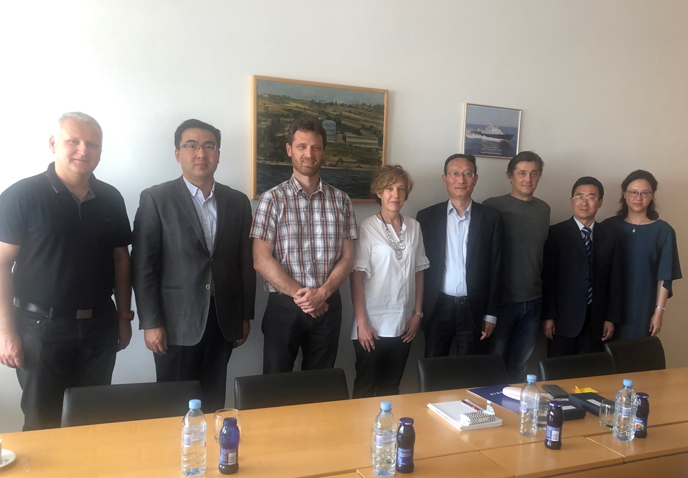 与卢布尔雅那大学海事与运输学院代表合影