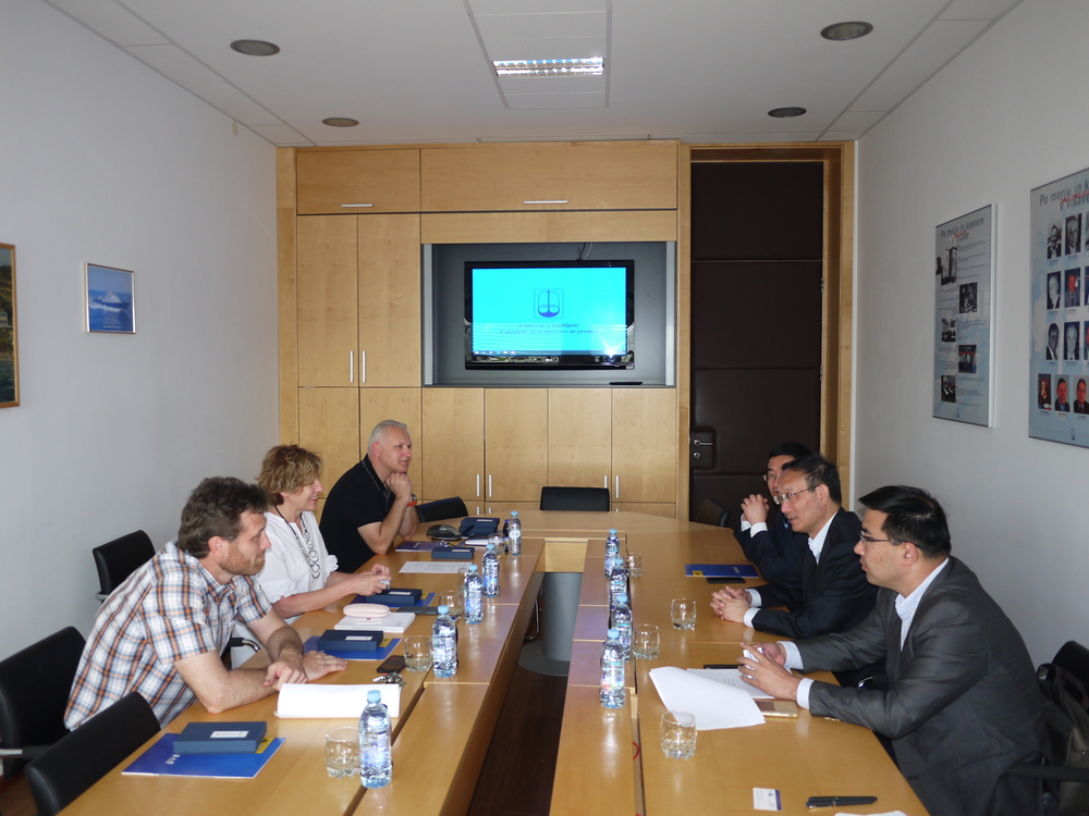 与卢布尔雅那大学海事与运输学院院长Elen Twrdy会谈