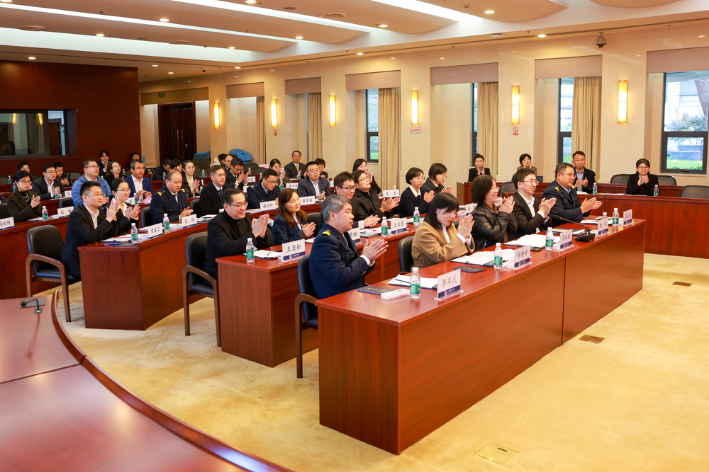 20231209094747525700.jpg 校领导为新聘任高级专业技术职务的教师颁发聘书