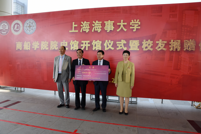 宋宝儒书记代表学校接受欧阳海鹏校友捐赠