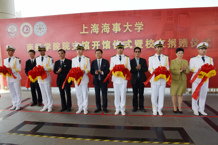 与会领导、嘉宾共同为院史馆开馆剪彩